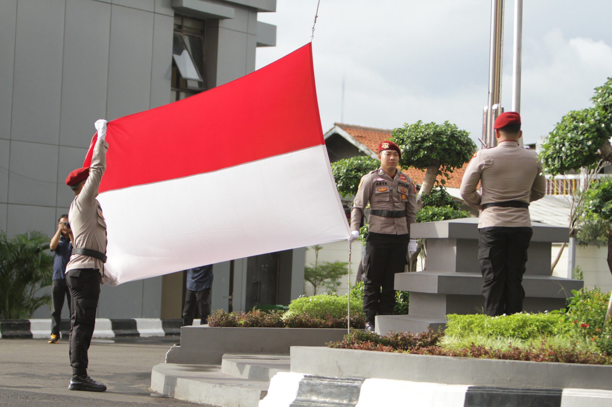 Kapolres Metro Jakarta Barat, Kombes Pol M Syahduddi, memimpin pelaksanaan upacara bendera dalam rangka memperingati Hari Kesadaran Nasional Tahun 2024, Sabtu, 17/2/2024. 