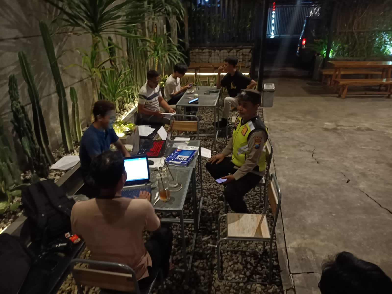 Jajaran Polres Tulungagung mengajak dan menghimbau kepada seluruh masyarakat untuk tetap menjaga persatuan dan kesatuan pasca pemungutan suara pada tanggal 14 Pebruari 2024.