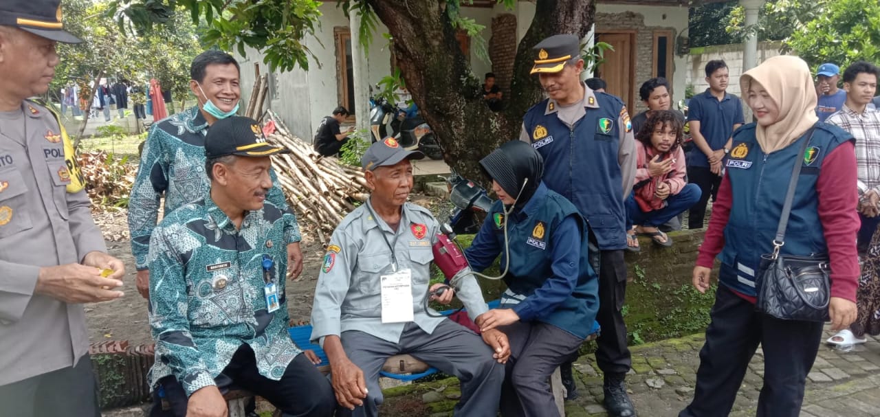Guna memastikan kondisi kesehatan petugas Pemilu 2024, Sidokkes Polres Jombang juga menggelar patroli kesehatan pada saat pemungutan suara, Rabu (14/2).