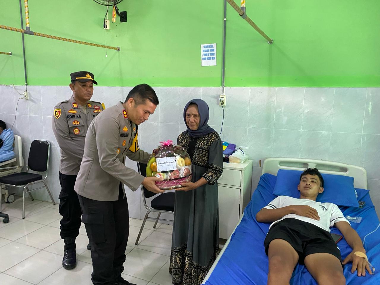 Kapolres Nganjuk, AKBP Muhammad, S.H., S.I.K., M.Si., dengan didampingi beberapa Pejabat Utama (PJU) mengunjungi Petugas PKD dan KPPS yang Dirawat Pasca Pemungutan dan penghitungan suara Pemilu 2024, Sabtu (17/02/2024). 