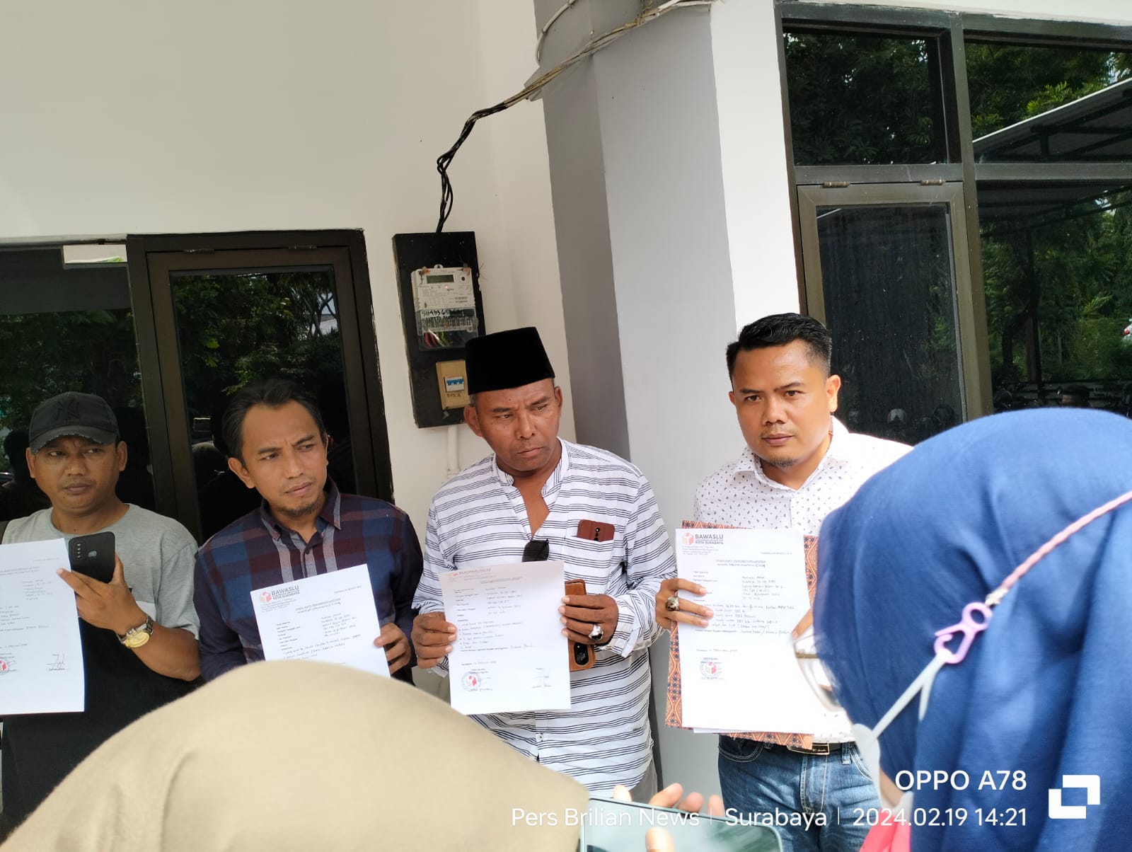 Puluhan perwakilan Aliansi Madura Indonesia (AMI), memenuhi kantor Badan Pengawas Pemilu (Bawaslu) Kota Surabaya, Jalan Tenggilis Mejoyo, Rungkut, Surabaya.
