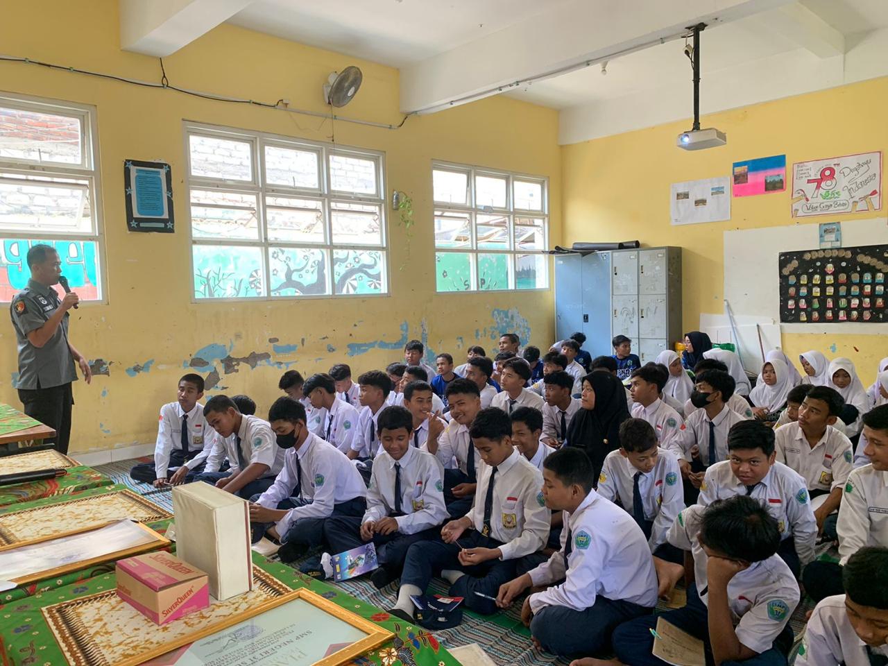 Mengantisipasi merebaknya peredaran Narkoba, Satresnarkoba Polres Pelabuhan Tanjungperak Surabaya terus berupaya membentengi para generasi muda terlebih para pelajar.