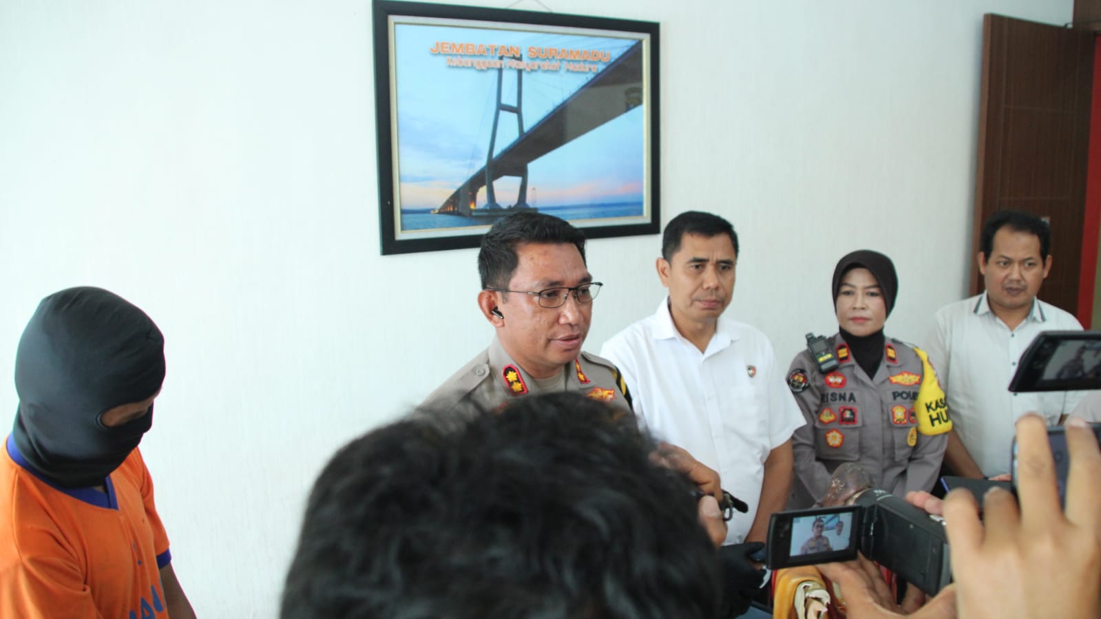 Laki  laki inisial MZ (33 tahun) warga Kabupaten Bondowoso yang berprofesi serabutan sehari hari di perantauan, harus berurusan dengan aparat berwajib untuk kali pertama dalam hidupnya. 
