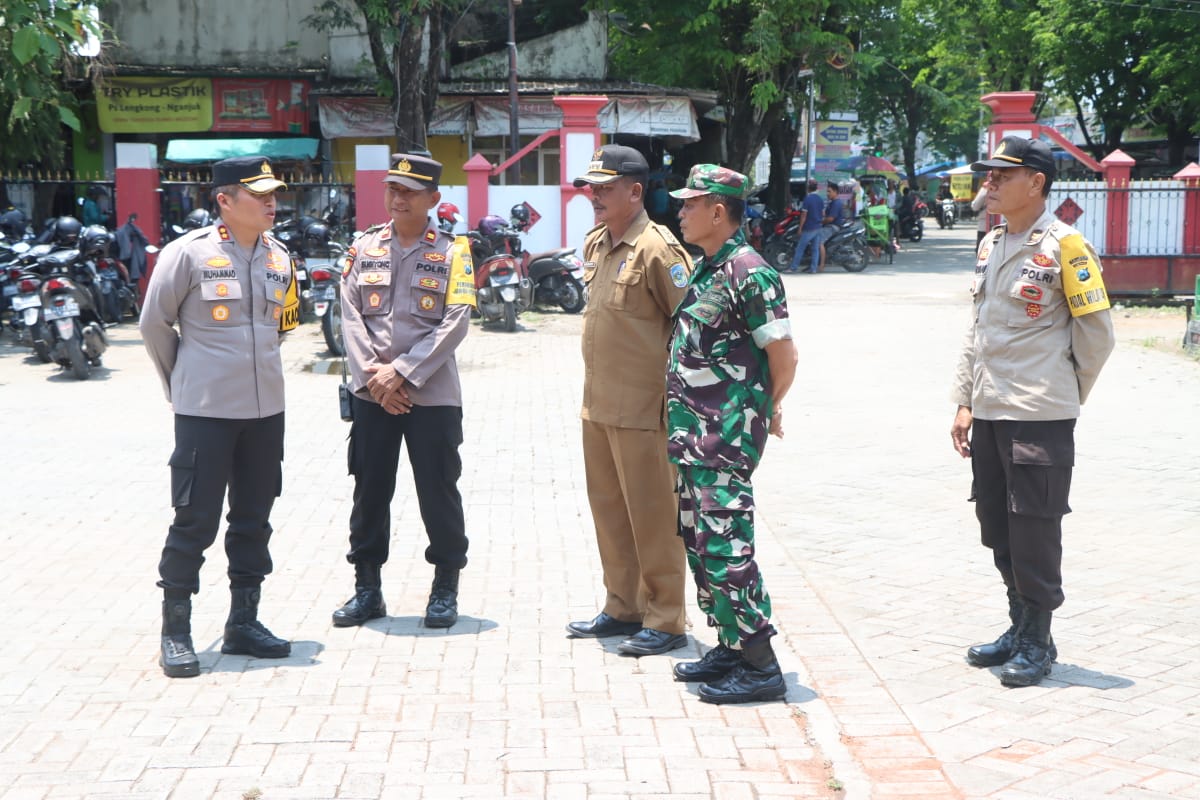 Kapolres Nganjuk, AKBP Muhammad, S.H., S.I.K., M.Si., selaku Kepala Operasi tingkat Polres (KAOPSRES) Operasi Mantab Brata 2024 didampingi beberapa pejabat operasi dan forkopimcam setempat dalam mengunjungi PPK se Kecamatan, Kabupaten Nganjuk, Selasa (20/02/2024).