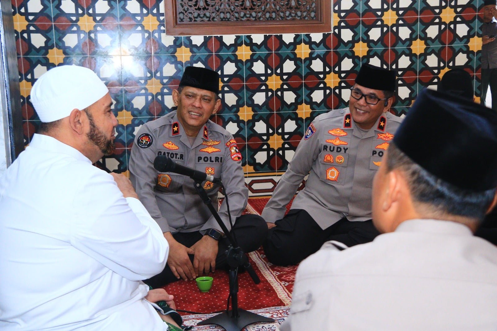 Habib Syech Bin Abdul Qadir Assegaf mengingatkan kembali kepada masyarakat Indonesia betapa penting dasar-dasar negara tentang persatuan dan kesatuan pasca Pemilu 2024 yang berlangsung kemarin.