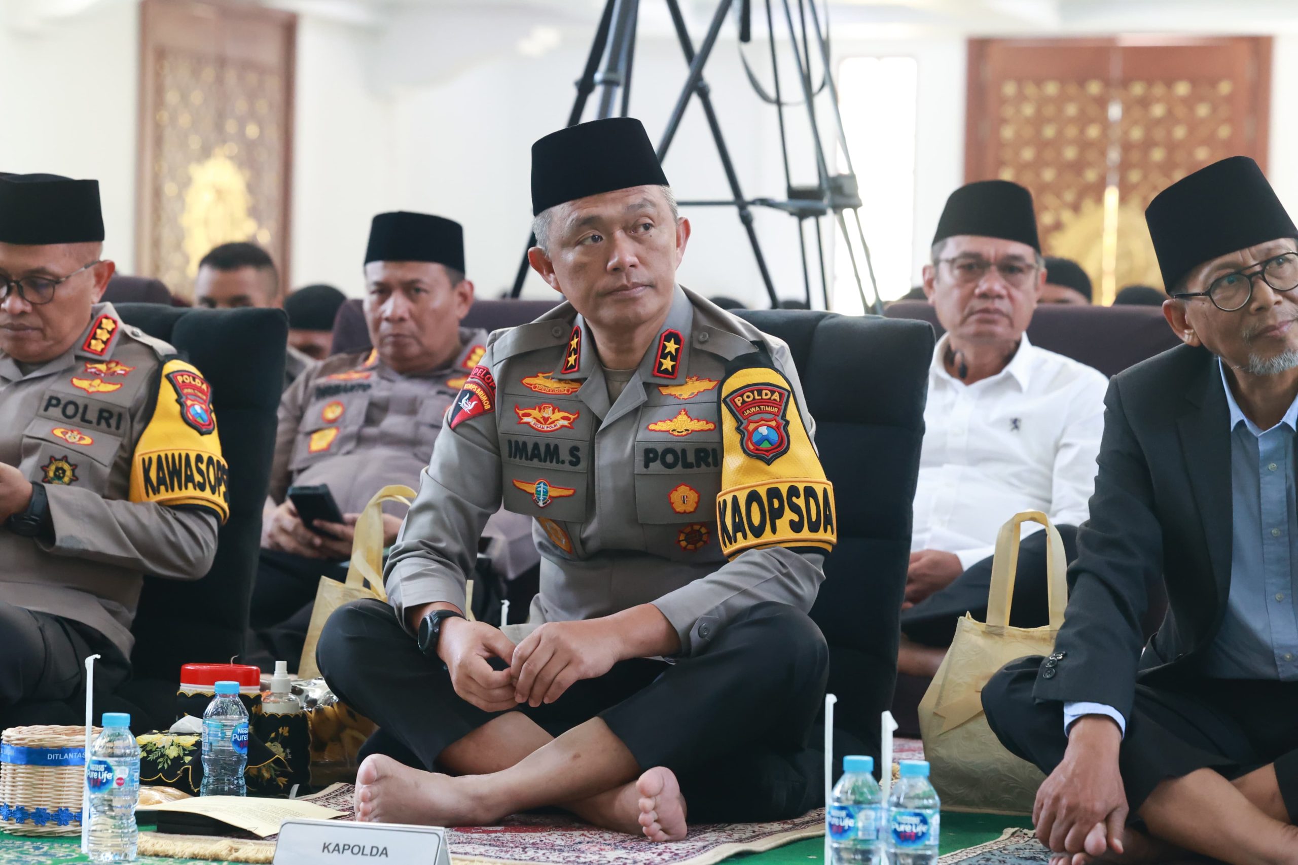 Kepolisian Daerah Jawa Timur (Polda Jatim) memperingati Isra Miraj Nabi Muhammad SAW 2024 (1445. H) di Masjid Arif Nurul Huda Mapolda Jatim, Rabu (21/2/2024). 