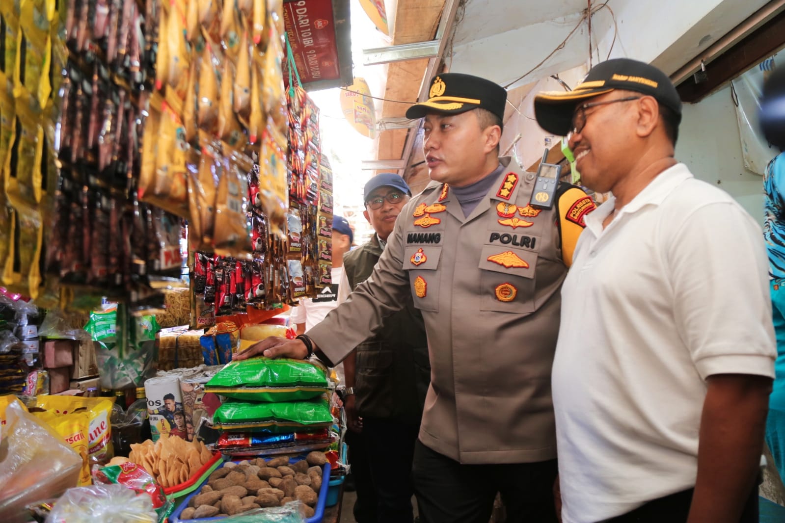 Kapolresta Banyuwangi Kombes Pol Nanang Haryono menjelaskan bahwa pihaknya bersama Satgas Pangan Polresta Banyuwangi telah melakukan pengawasan pada aktivitas penyaluran dan distribusi beras di seluruh wilayah Kabupaten Banyuwangi.