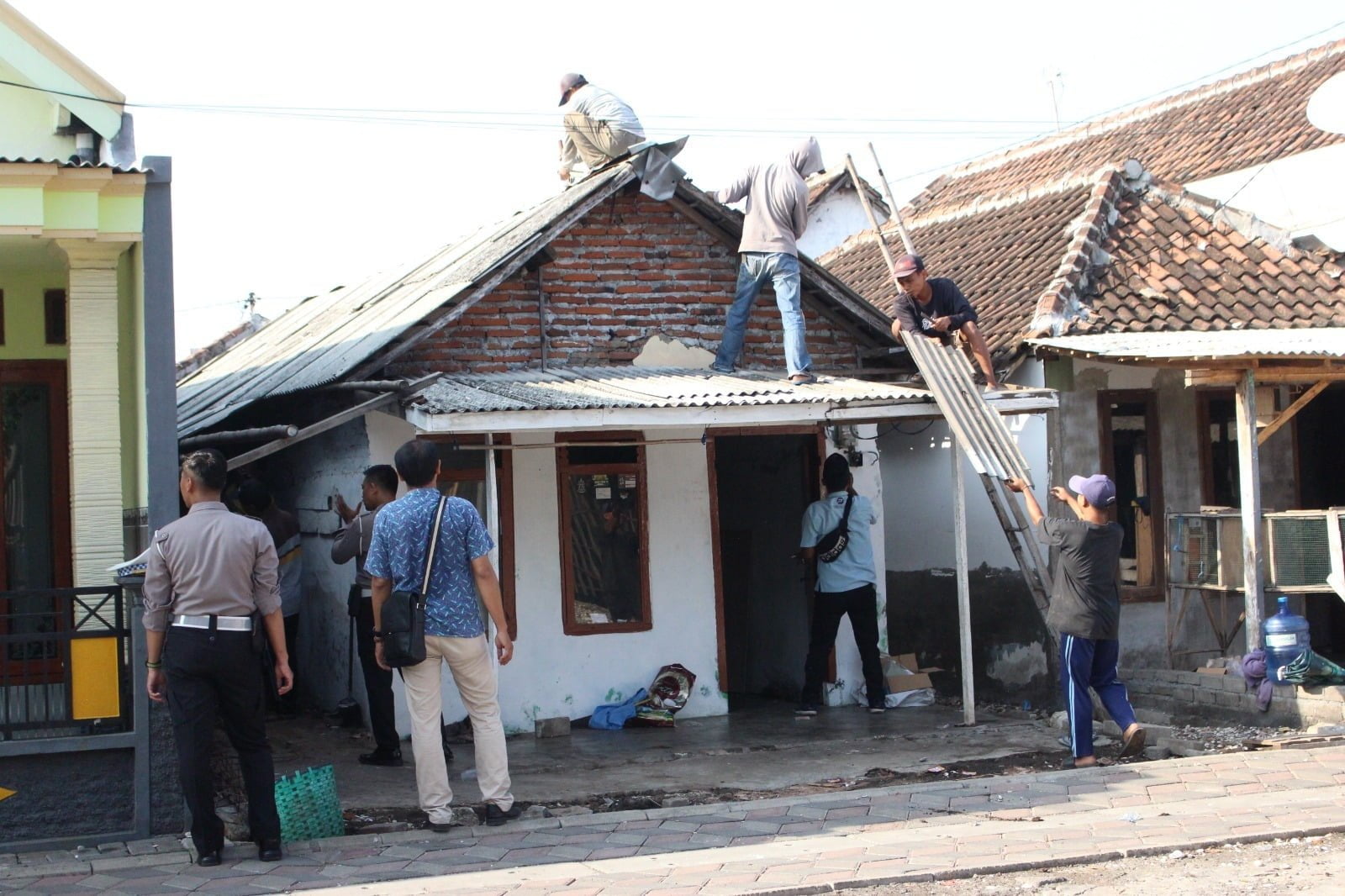 Bersama dengan PT Prima Putra Garmen Kota Probolinggo, Polres Probolinggo Kota melalui Satlantas Polres melaksanakan kegiatan bedah rumah milik Maliha (40) yang merupakan warga Kelurahan Mayangan, Kecamatan Mayangan Rabu (21/2/24).