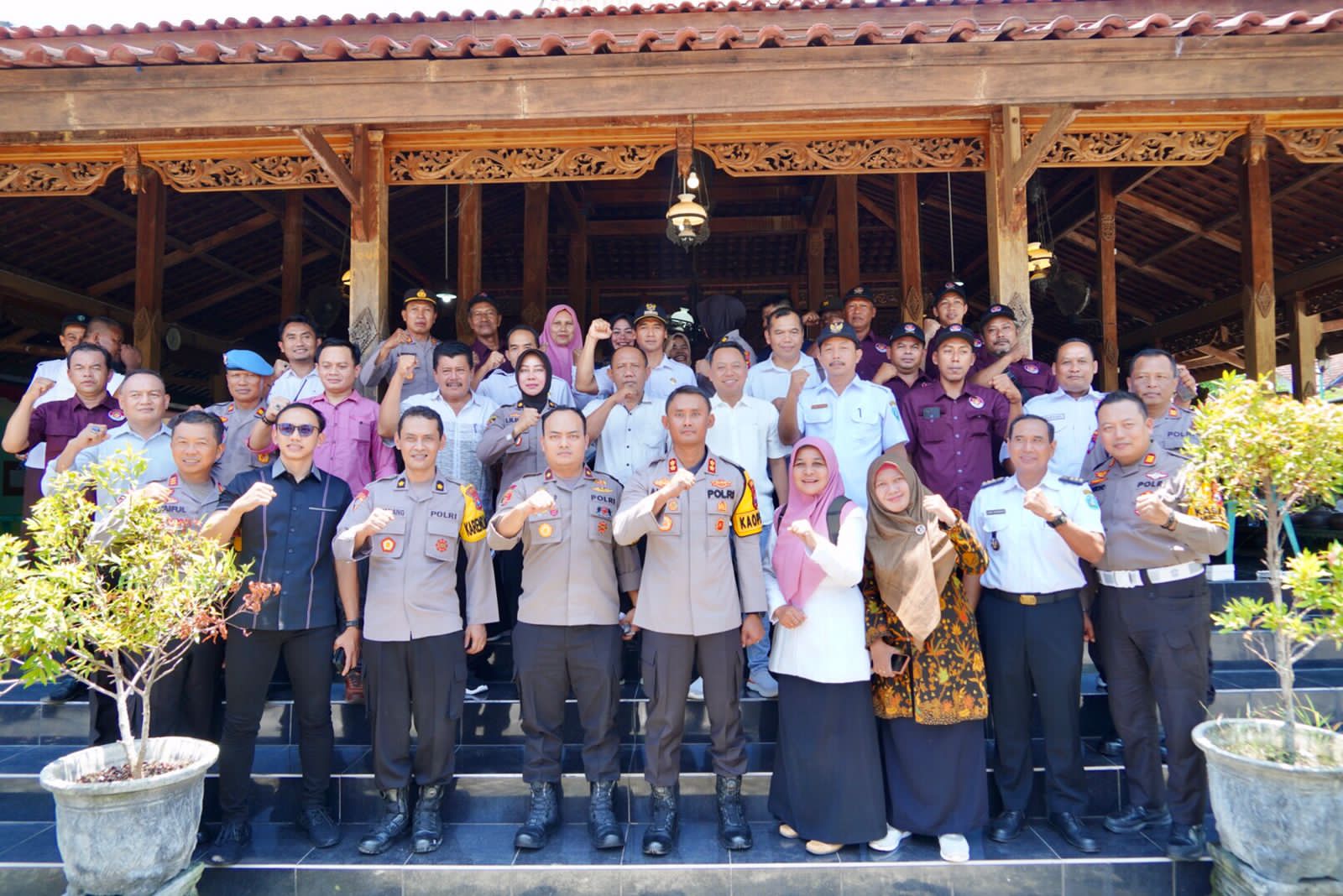 Suasana keakraban terlihat saat Kapolres Ponorogo, AKBP Anton Prasetyo, S.H, S.I.K, M.Si, bersama PJU menggelar Cangkrukan bersama warga desa Balong, Kecamatan Balong, Rabu (21/02/2024).