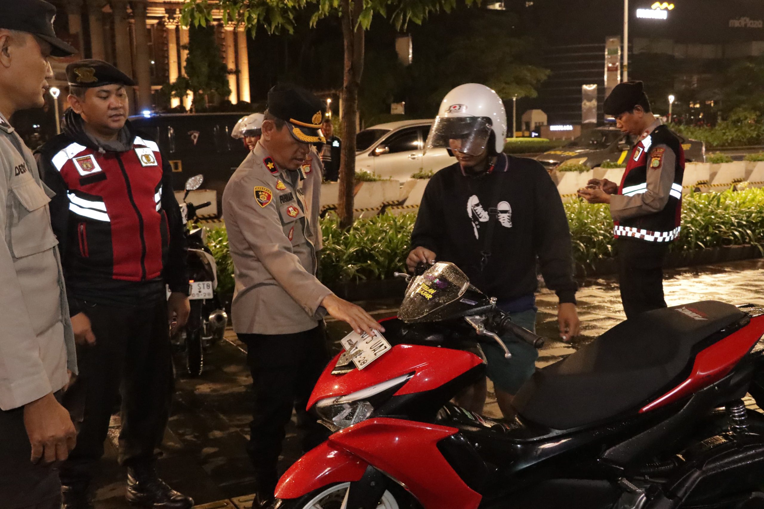 Kegiatan ini dipimpin langsung oleh Kapolsek Metro Setiabudi, Kompol Firman S. Sos, dengan melibatkan 16 personel gabungan dari polsek, Satpol PP, dan Koramil.