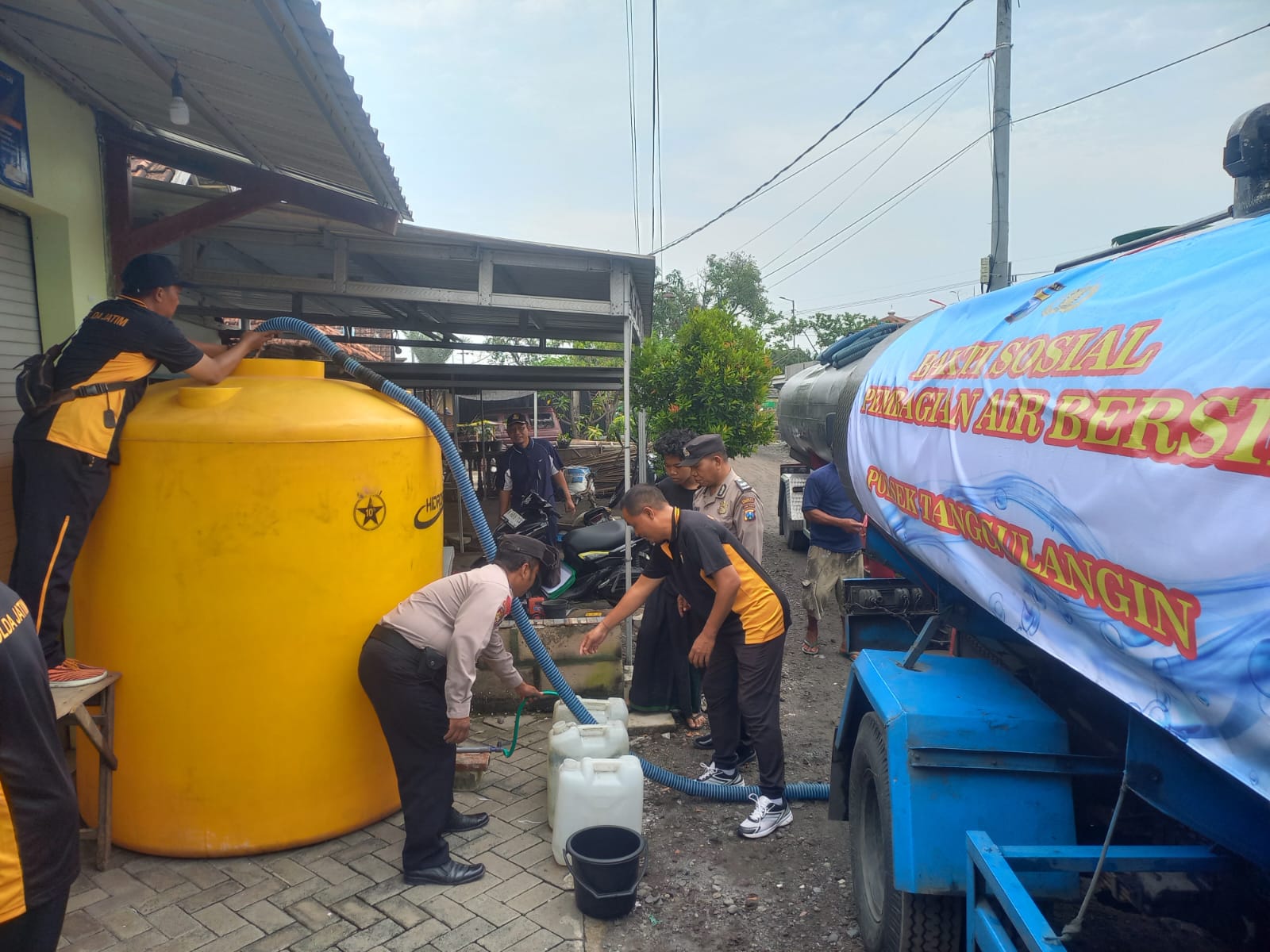 Warga Desa Banjarasri, Tanggulangin, Sidoarjo, yang terdampak banjir akibat luapan air sungai setempat mendapatkan bantuan air bersih.