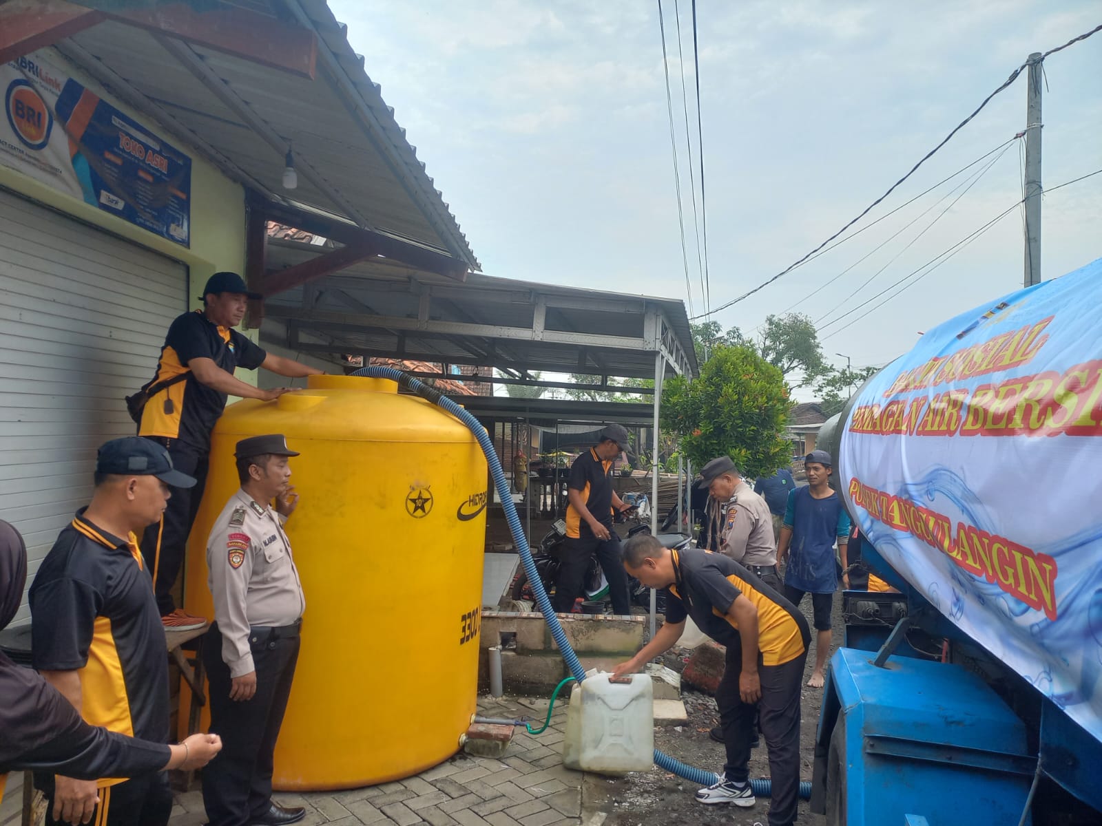 Bantuan air bersih sebanyak 15.300 liter ini, diserahkan Kapolsek Tanggulangin Kompol IGP. Atma Giri kepada warga dan dihadiri perangkat Desa Banjarasri, Minggu (25/2/2024).