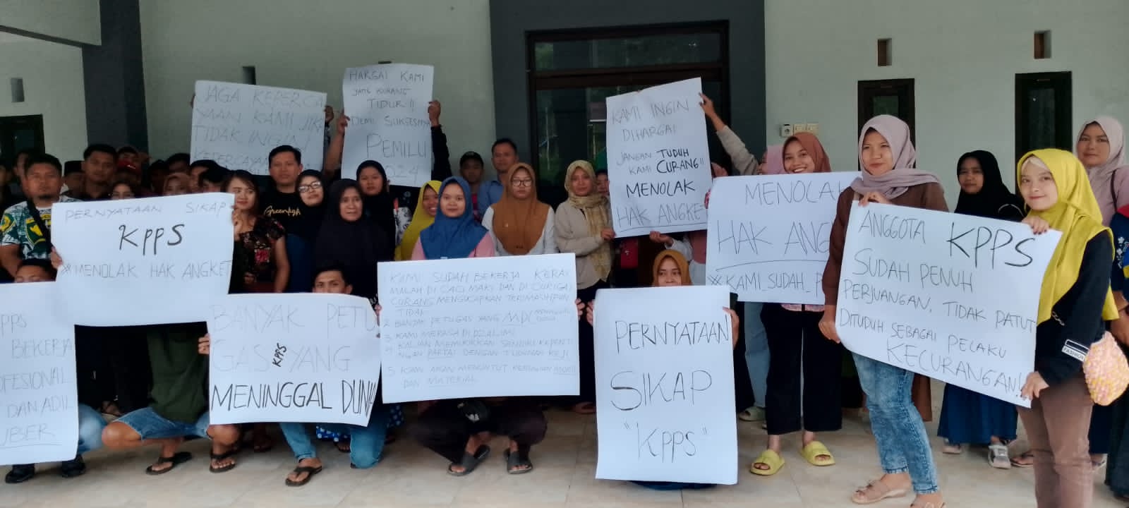 Puluhan massa anggota Kelompok Penyelenggara Pemungutan Suara (KPPS) Desa Rejoagung Kecamatan Sumber Wringin Kabupaten Bondowoso, menyuarakan aspirasinya menolak hak angket agar tidak dilaksanakan, Senin (26/02/2024).