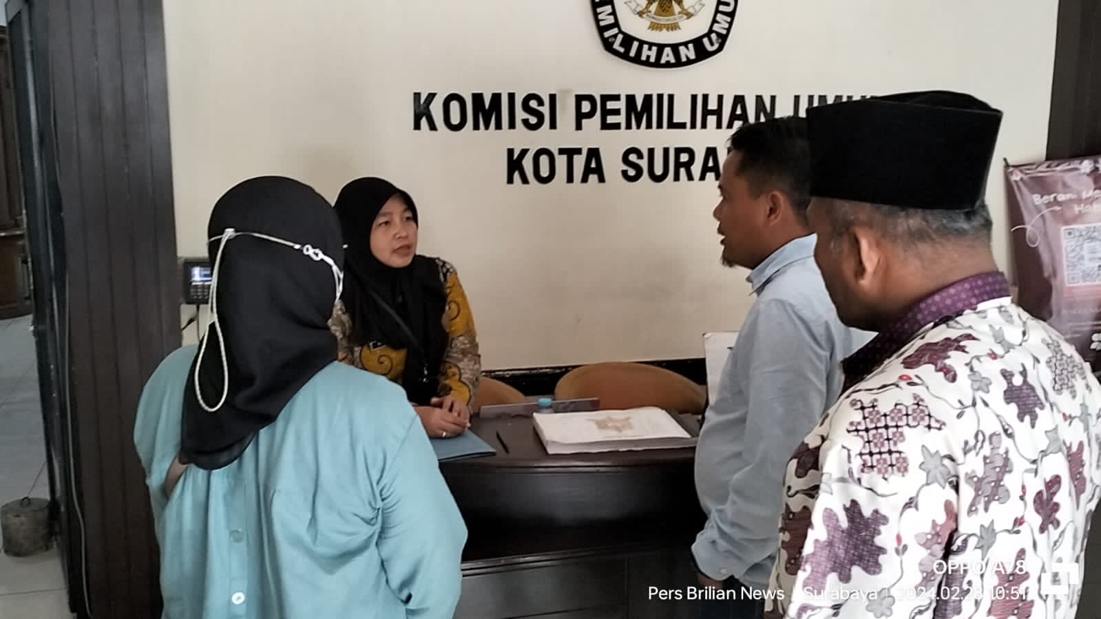 Aliansi Madura Indonesia (AMI) mendatangi KPU Kota Surabaya dengan maksud dan tujuan mau melakukan klarifikasi terkait dugaan adanya salah satu oknum caleg DPRD Kota Surabaya Dapil 1 Surabaya, yang diduga menggunakan ijazah SMP.