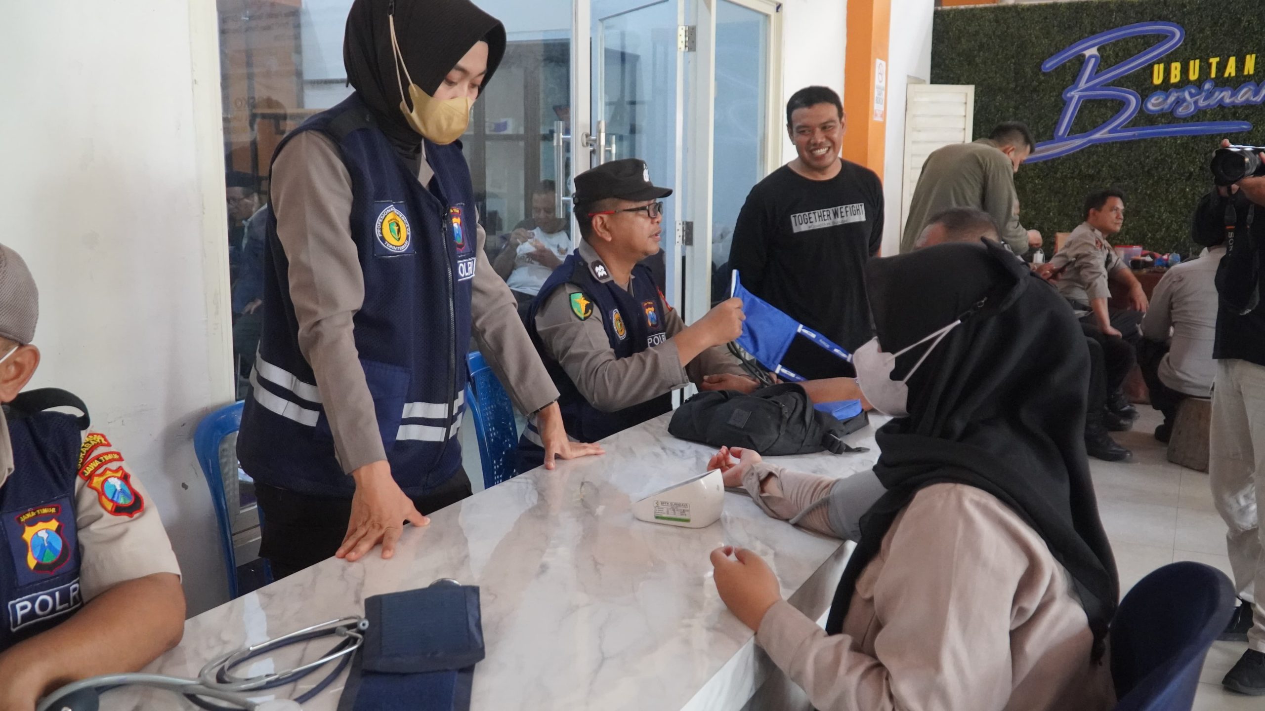 Pasca pemungutan suara, layanan Kesehatan Kepolisian Polrestabes Surabaya bagi para petugas KPPS dan pengamanan yang telah bertugas dalam pemungutan suara Pemilu 2024 terus dilakukan.