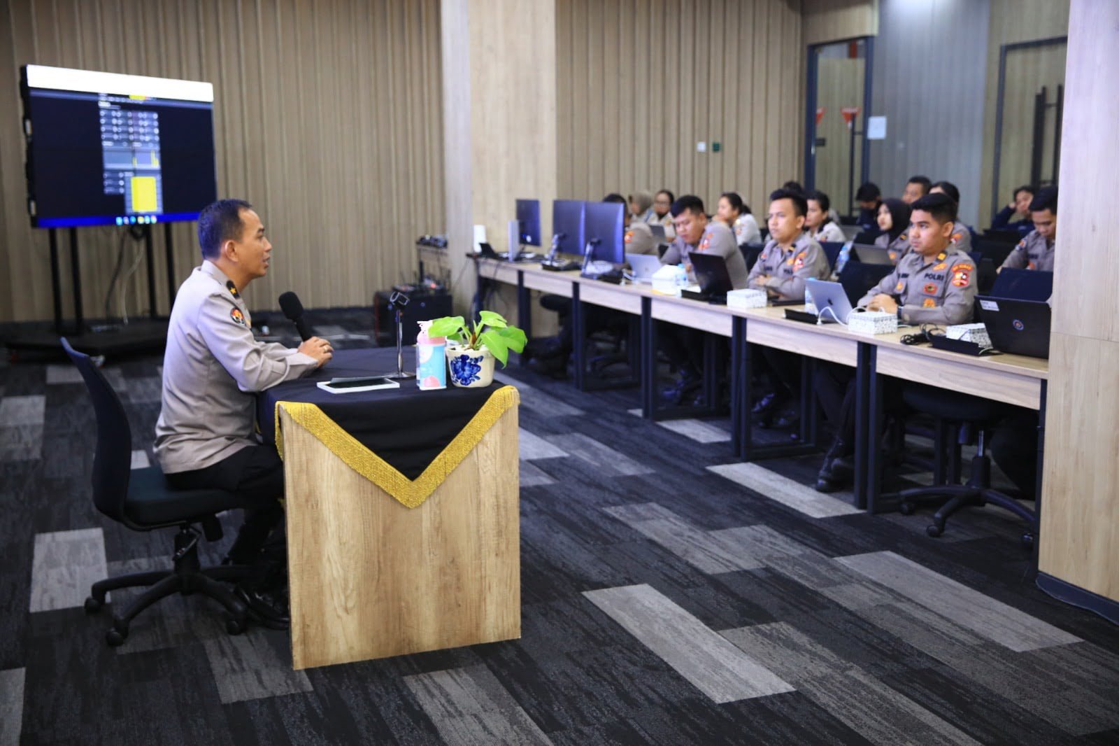 Pelatihan dan Uji Pengetahuan Umum Kehumasan untuk tingkat Pama Divisi Humas Polri resmi dibuka. Kegiatan tersebut merupakan tindak lanjut dari pelatihan kompetensi yang sebelumnya dilakukan.