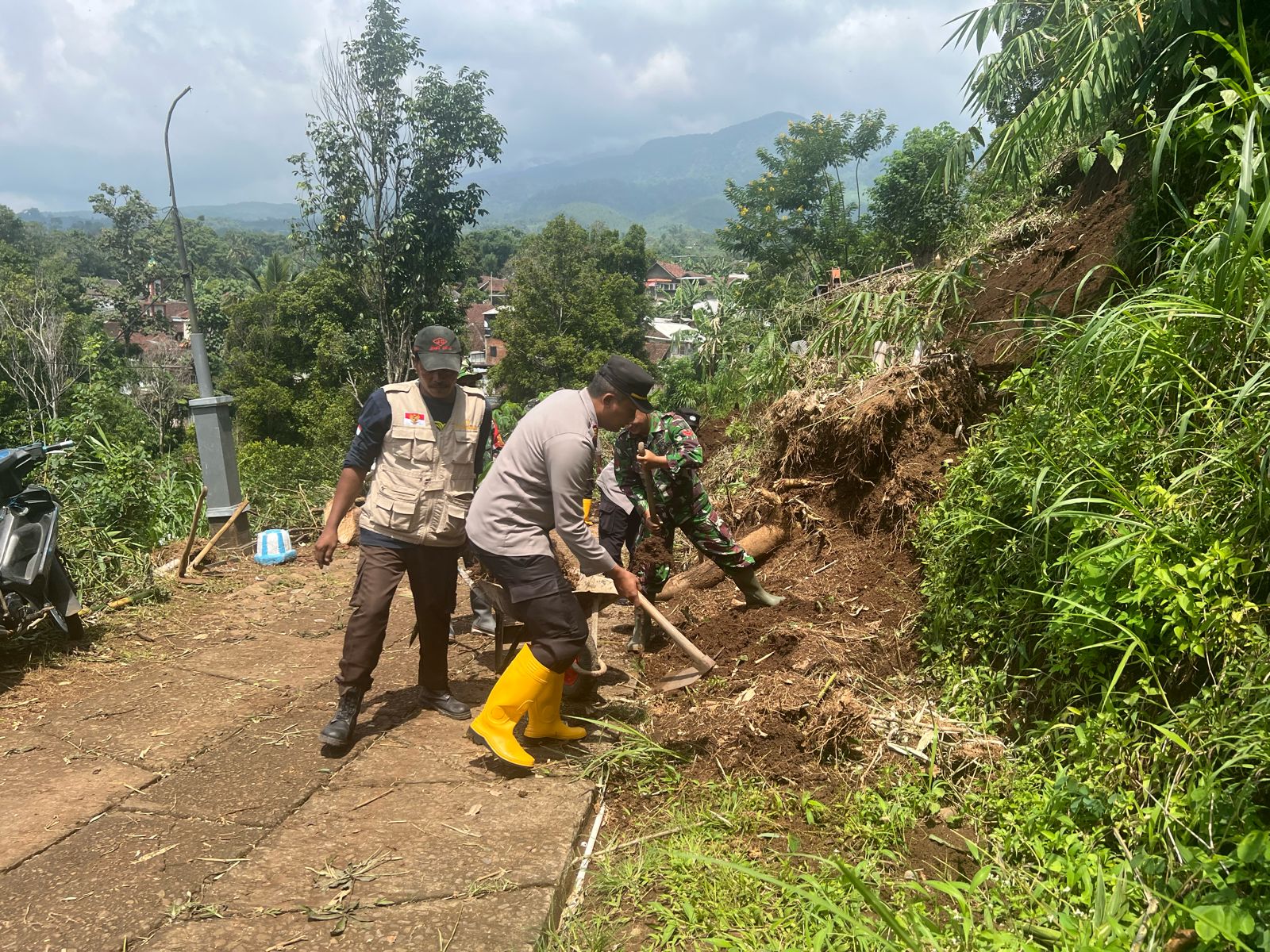 Kepolisian Resor Malang, Polda Jatim, turut serta dalam upaya membersihkan material tanah longsor yang menutup jalan penghubung Desa Dailsodo, Kecamatan Wagir, Kabupaten Malang, Rabu (28/2/2024). 