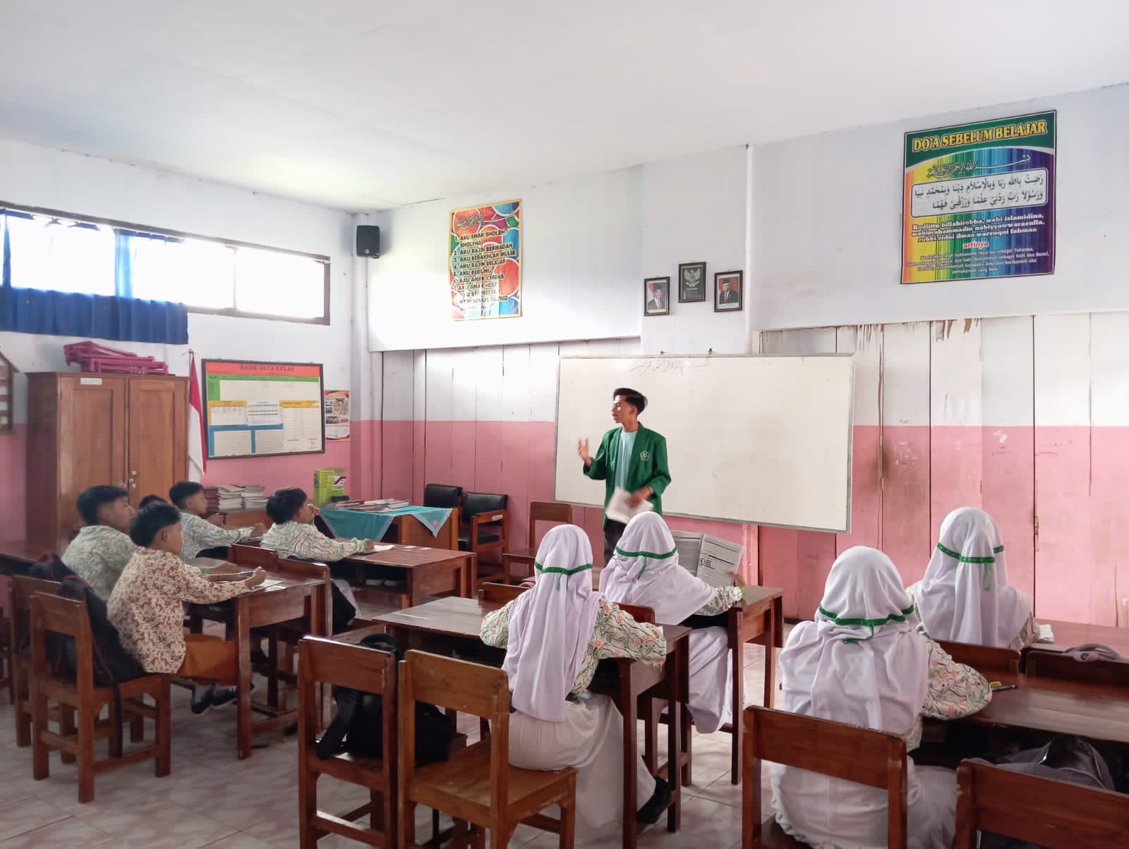 Badan Eksekutif Mahasiswa (BEM) Institut Agama Islam At Taqwa Bondowoso, kamis pagi menggelar program pengajaran bagi anak-anak. Sasarannya yakni para siwa SD Tegalampel 01 Kelurahan Sekarputih Kecamatan Tegalampel.