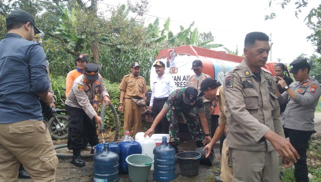 Polres Probolinggo Polda Jatim menggelar bhakti sosial (baksos) pendistribusian air bersih, di Desa Branggah, Lumbang, Kabupaten Probolinggo, Rabu (28/2/2024). 