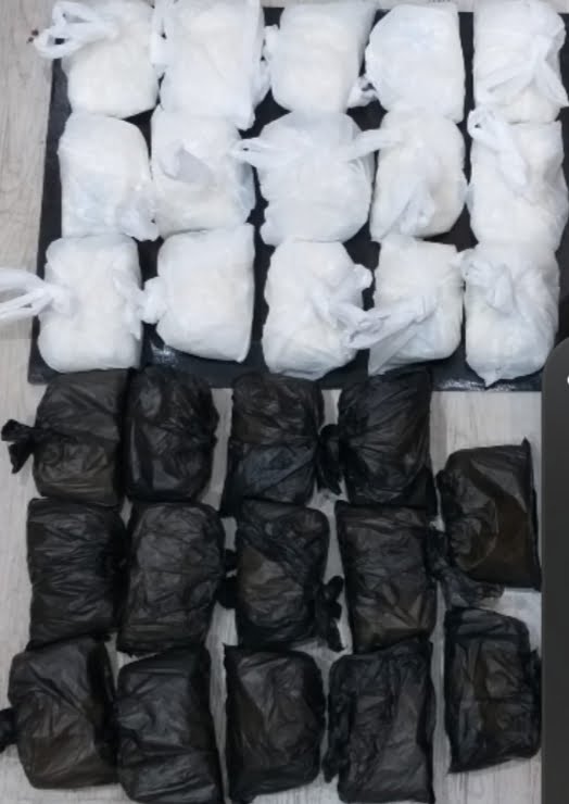 Satresnarkoba Polrestabes Surabaya berhasil menangkap seorang pengangguran yang kedapatan menyimpan Farmasi tanpa ijin edar jenis Pil LL di rumahnya.