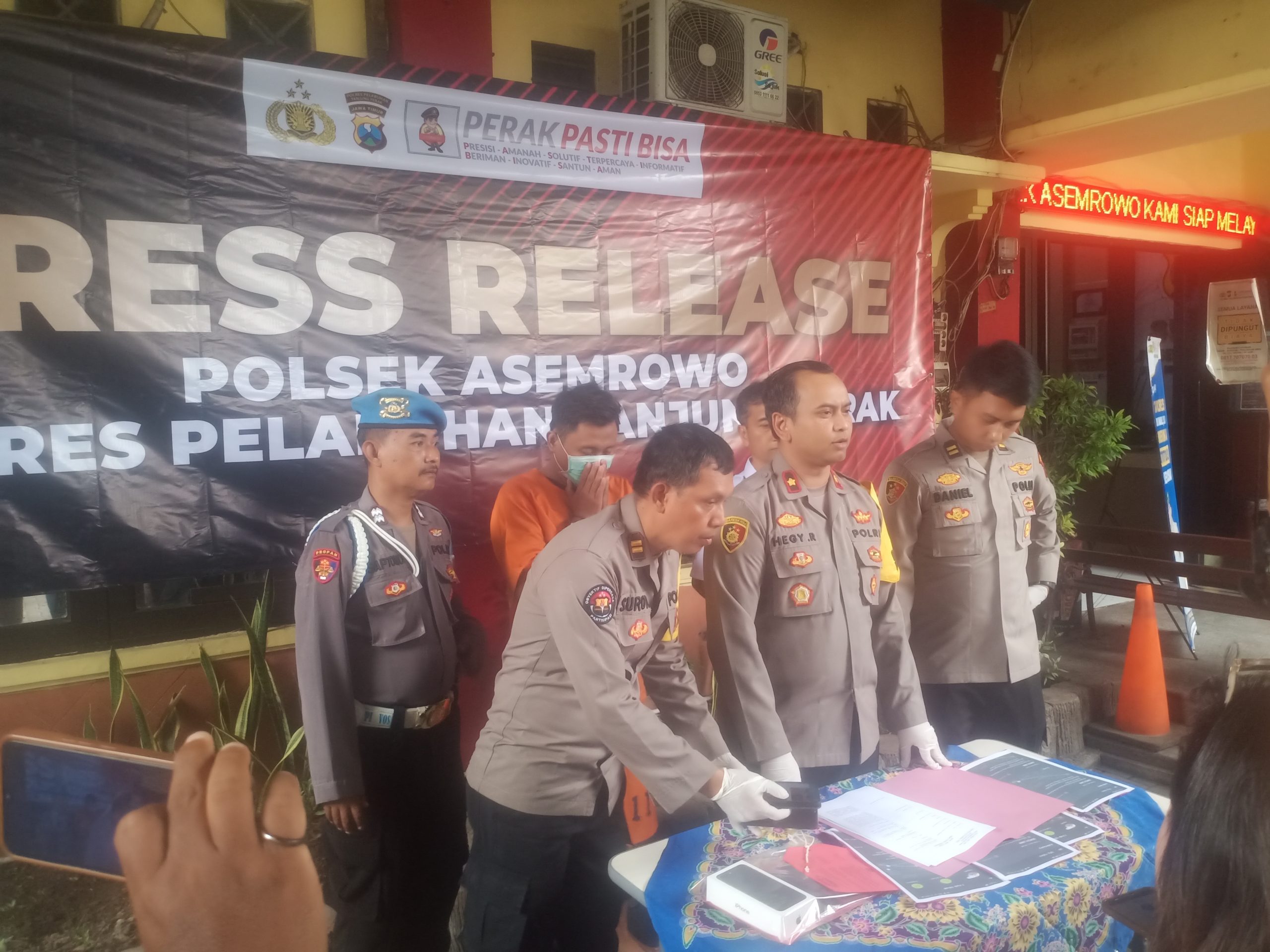Unit Reskrim Polsek Asemrowo Surabaya, kembali berhasil menangkap seorang tersangka kasus Narkoba yang baru 2 bulan menggunakan dan mengedarkan.