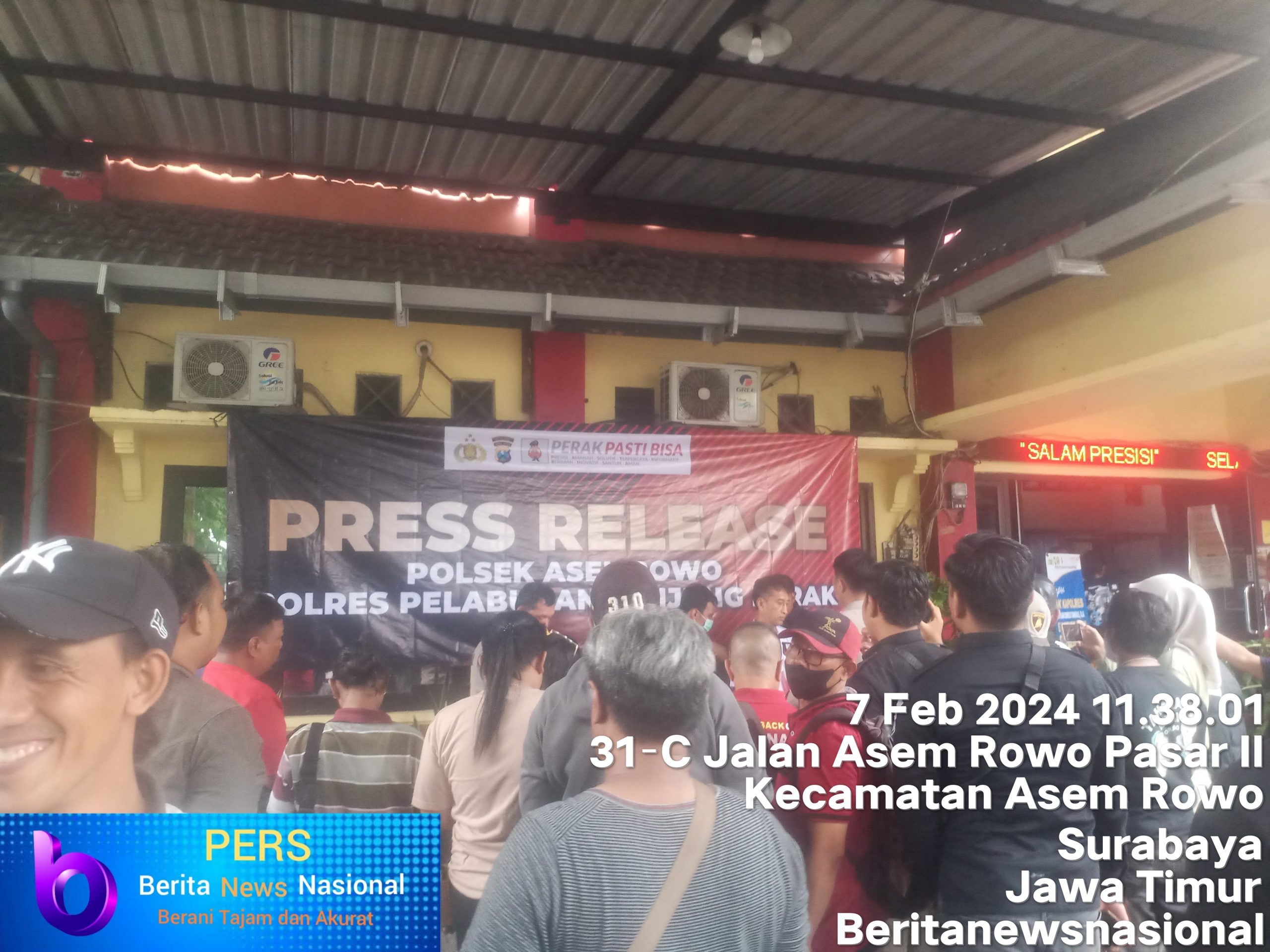 Polsek Asemrowo, Polres Pelabuhan Tanjung Perak gelar kegiatan confrensi pres reales, hasil ungkap kasus Unit Reskrim Polsek Asemrowo berhasil mengamankan tersangka tindak pidana kajahatan penggelapan. Pada hari Kamis 01 Februari 2024 sekira jam 10.56 WIB bertempat di wilayah hukum Polsek Asemrowo.