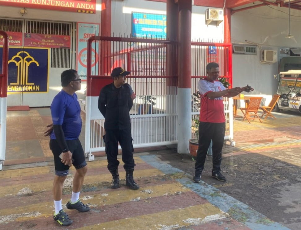 Kelancaran pelaksanaan pemilu di lapas mendapat perhatian khusus dari Kakanwil Kemenkumham Jatim, Heni Yuwono. Untuk memastikan kesiapan lapas menjelang pemilu yang kurang sepuluh hari lagi, Heni melakukan inspeksi mendadak (sidak) ke Lapas I Surabaya di Porong hari ini (4/2).