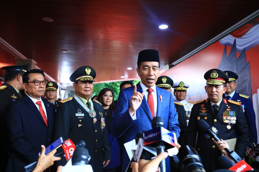 Presiden Joko Widodo (Jokowi) menyatakan peran TNI-Polri sangat penting dalam Pemilu 2024. Bahkan, atas kerja keras TNI-Polri pelaksanaan pesta demokrasi itu berjalan aman dan lancar.