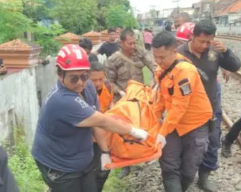 Seorang pemuda berusia 21 tahun berinisial MAM tertabrak kereta api di perlintasan Jalan Tambak Mayor, Asemrowo, Surabaya pada Sabtu (16/3/2024).
