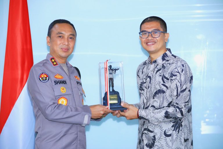 Divisi Humas Polri menggelar audiensi bersama media Tirto dalam rangka memperkuat sinergisitas dalam publikasi kerja-kerja Polri. Kadiv Humas Polri Irjen. Pol. Sandi Nugroho menerima langsung Pimred Tirto Rachmadin Ismail beserta rombongan.