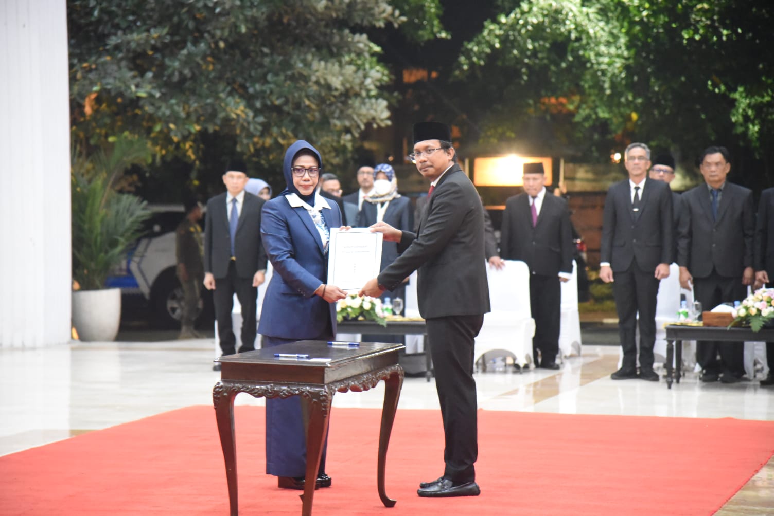 Bupati Sidoarjo H. Ahmad Muhdlor S.IP akhirnya mempercayakan Fenny Apridawati sebagai Sekda Sidoarjo. Jumat malam, (22/3), mantan Kepala Dinas Kesehatan Sidoarjo itu dilantik di pendopo Delta Wibawa. Fenny dilantik bersama tiga pejabat Pimpinan Tinggi Pratama lainnya. Yakni Makhmud sebagai Asisten Perekonomian dan Pembangunan Setda Sidoarjo, Dwijo Prawito sebagai Kepala Dinas Perikanan Sidoarjo serta Budi Basuki sebagai Kepala BKD Sidoarjo.