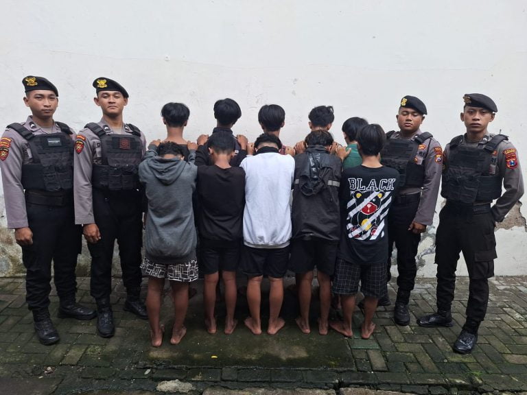 Sat Samapta Polres Pelabuhan Tanjung Perak Surabaya Jawa Timur mangamankan 10 remaja dari kelompok anggota Gangster All Star Surabaya diduga hendak melakukan aksi tawuran.