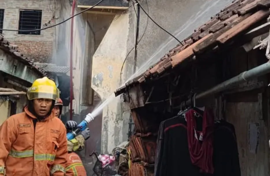 Empat unit tempur dan lima tim rescue dikerahkan untuk memadamkan si jago merah yang melalap sebuah rumah di Jalan Kedungdoro VI, Surabaya pada Selasa (26/3/2024) pagi.