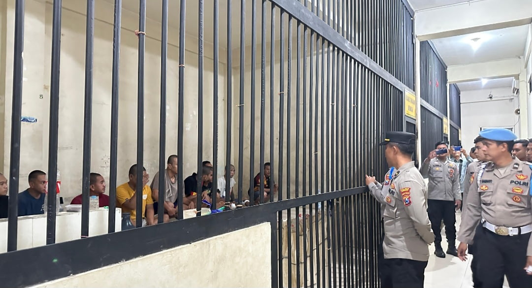 Bertepatan dengan Hari Raya Nyepi, Polres Gresik melakukan pengecekan ruang tahanan secara masif. Kegiatan ini bertujuan untuk memastikan keamanan dan kondisi para tahanan di dalam ruang tahanan.Selasa(12-03-2024)
