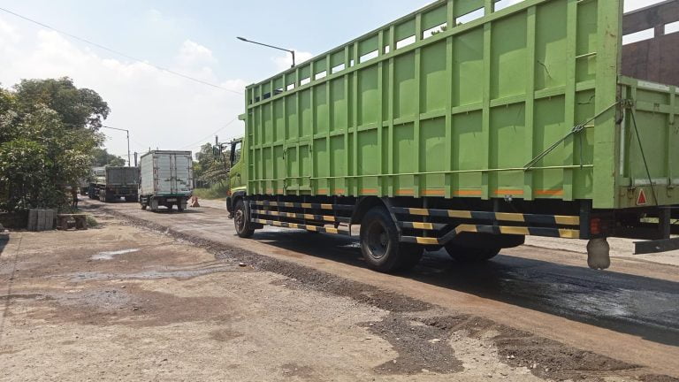 Satu per satu jalan rusak di Kabupaten Sidoarjo telah dikebut pengerjaan. Hal ini guna kelayakan jalan untuk masyarakat dan pertumbuhan ekonomi Kabupaten Sidoarjo.