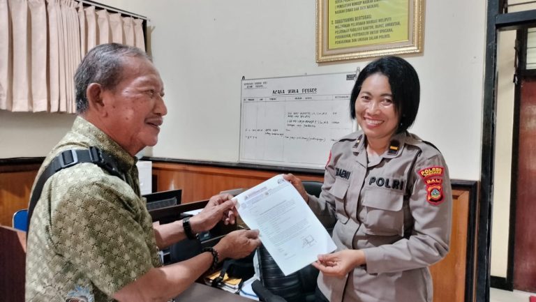 Miris sekali kisah I Wayan Sumeratha warga Banjar Dauh Pala Desa Dauh Peken Tabanan Bali ini sempat di panggil atas dugaan merobek banner milik kejaksaan.