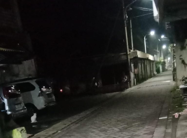 Kesucian bulan Ramadhan 2024 sepertinya tidak membuat para pemilik wisma pekerja seks komersil (PSK) di Moroseneng, Sememi, Benowo Surabaya berhenti beroperasi. Selasa (12/3/24).
