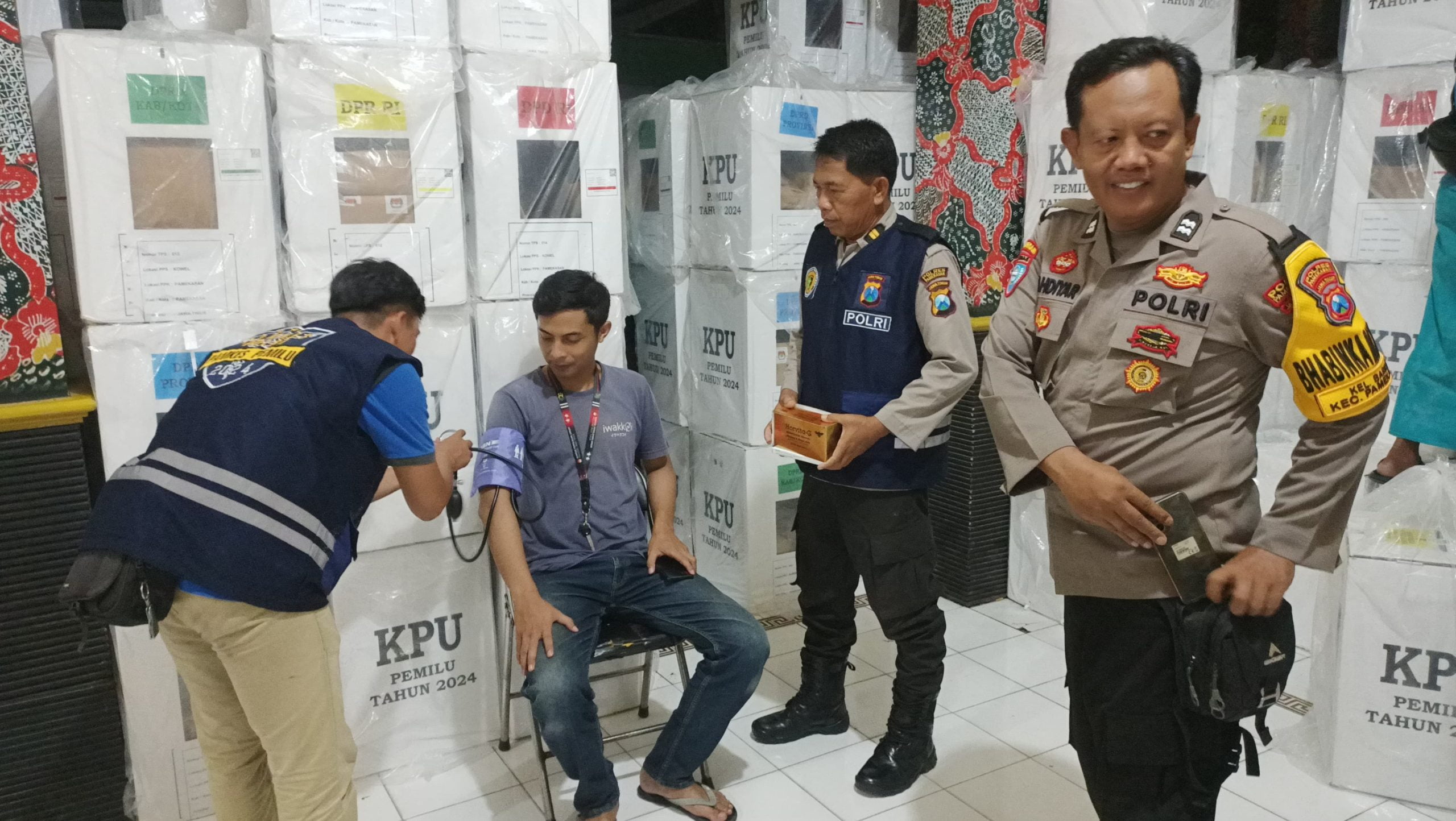 Dalam rangka memastikan kesehatan personel pengamanan dan petugas KPPS pasca pemungutan suara pemilu 2024, Polres Pamekasan melibatkan Sie Dokkes untuk memberikan layanan kesehatan di sejumlah Kantor Kecamatan di wilayah Kabupaten Pamekasan.