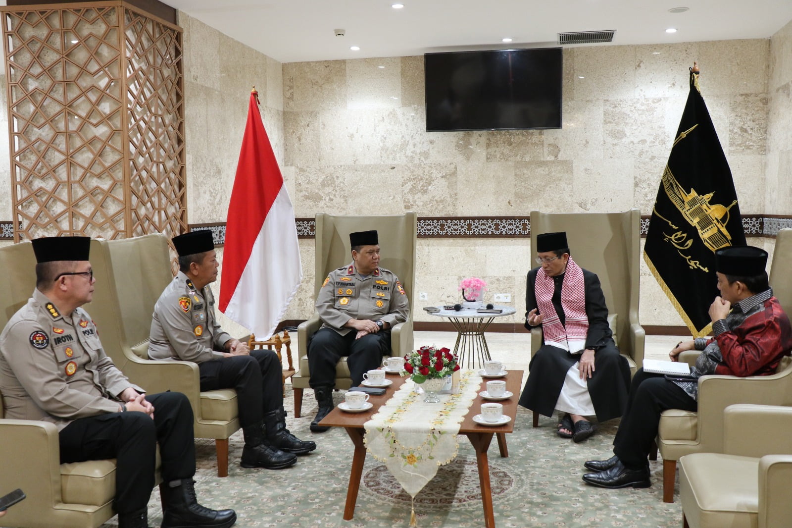 Imam Besar Masjid Istiqlal KH Nasaruddin Umar berterima kasih atas apresiasi yang diberikan oleh Polri dalam mewujudkan Pemilu 2024 yang aman dan damai. Beliau menuturkan bahwa Masjid Istiqlal menjadi rumah besar dalam mewujudkan persatuan dan kesatuan bangsa.