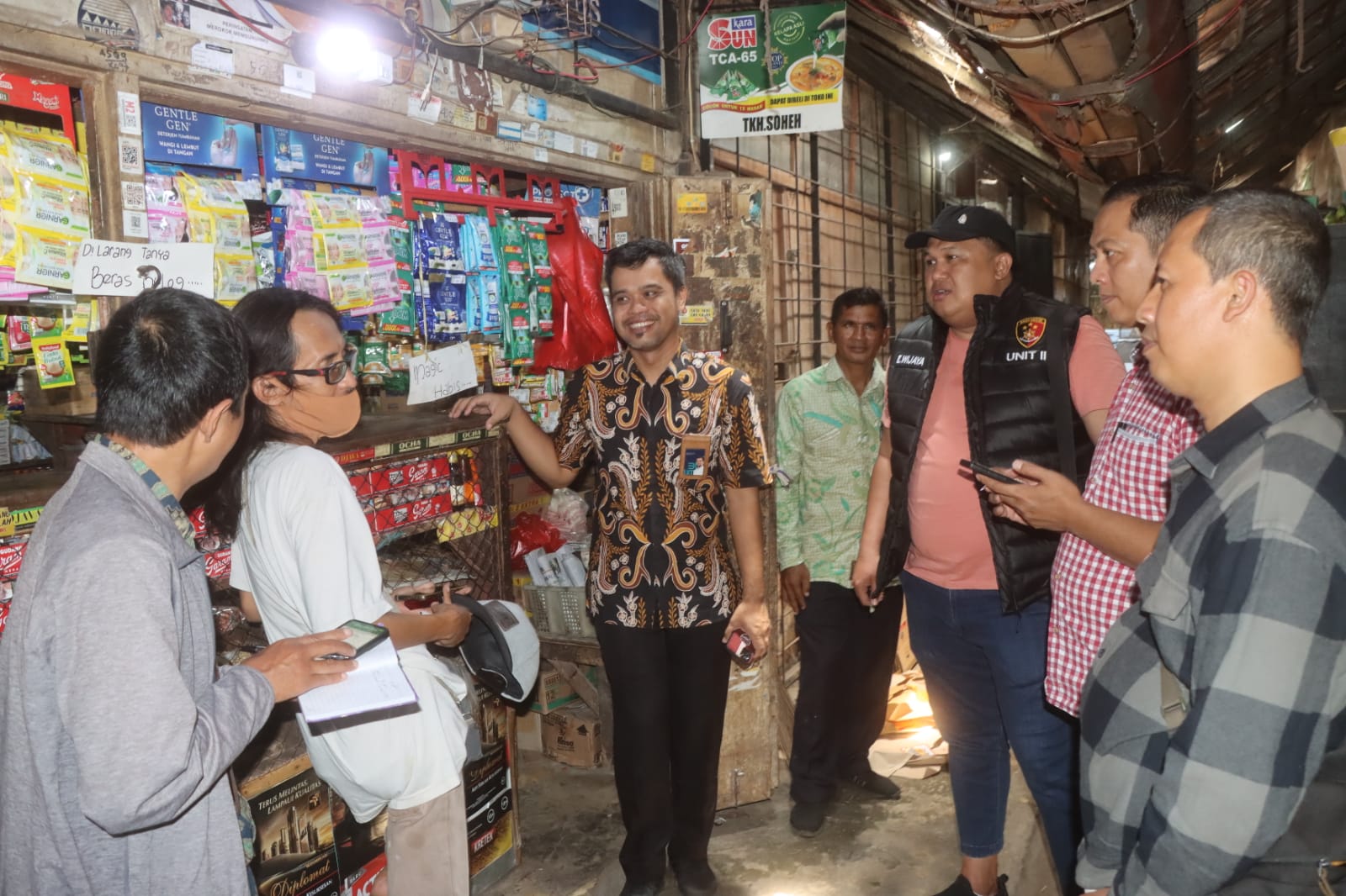 Jajaran Polres Probolinggo Polda Jawa Timur melakukan pengawasan dan pengecekan pasar di Kecamatan Dringu untuk memastikan harga sembako kembali stabil pasca Pemilu 2024 dan menjelang bulan suci Ramadhan 1445 Hijriyah. 