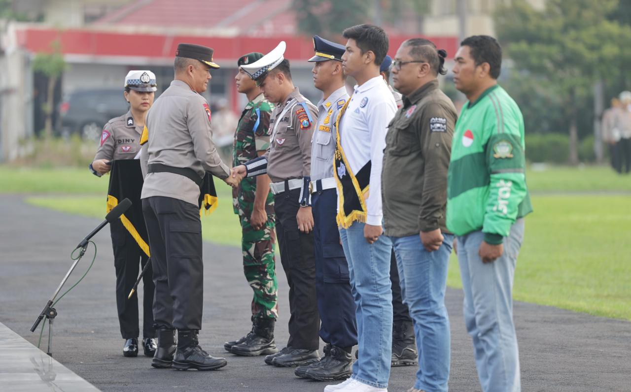 Polda Jawa Timur bersama jajaran Forum Koordinasi Pimpinan Daerah melaksanakan Apel gelar pasukan Operasi Keselamatan 2024 dan Pencanangan Aksi Keselamatan Jalan, di Lapangan Upacara Mapolda Jatim, Sabtu (2/3/2024).