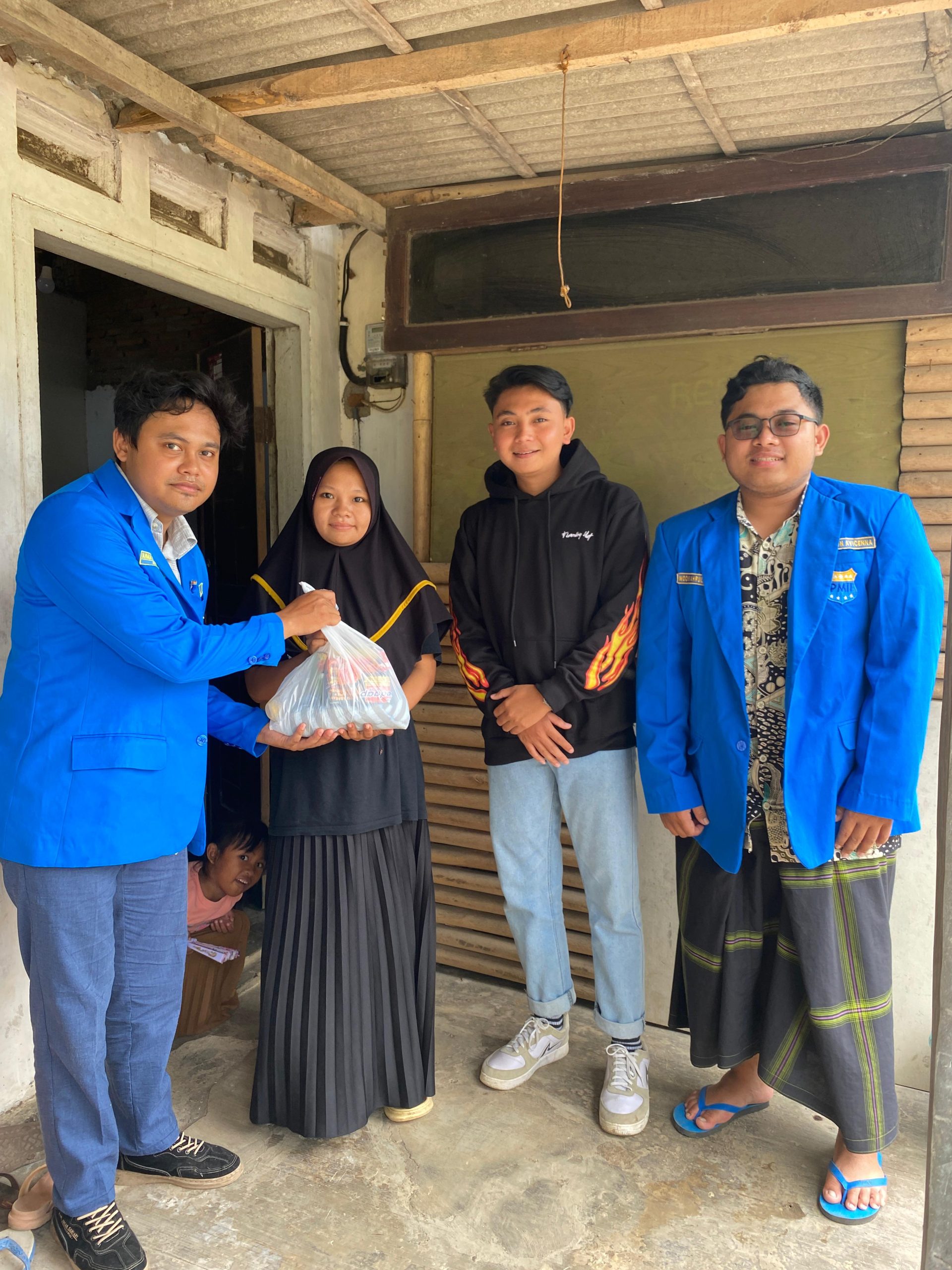 Para warga kurang mampu di Kabupaten Bondowoso mendapat paket sembako jelang Ramadhan. Paket sembako ini diterima mereka dengan suka cita di saat harga kebutuhan dapur tak stabil.