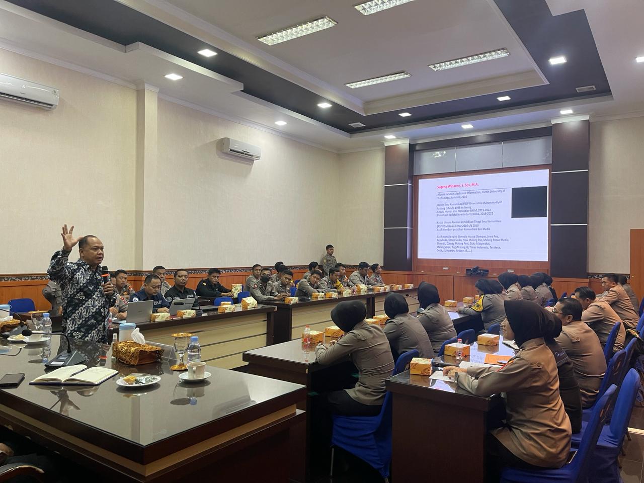 Polres Malang menggelar pelatihan kehumasan bagi personel Polres Malang dan Polsek jajaran di Polres Malang pada Sabtu (2/3/2024). 