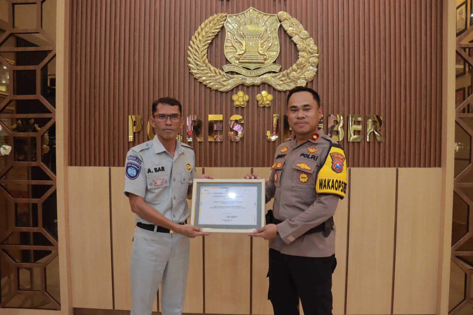Kecepatan dan dedikasi dalam pelayanan terhadap korban kecelakaan lalu lintas di wilayah hukum Polres Jember telah mendapat pengakuan yang luar biasa dari Masyarakat.