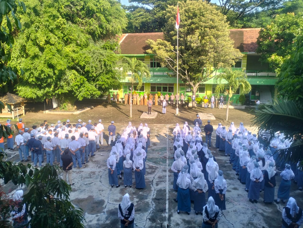 Antisipasi aksi bullying di lingkungan sekolah membuat aparat kepolisian bergerak cepat lakukan sosialisasi dengan blusukan ke sekolah  sekolah.