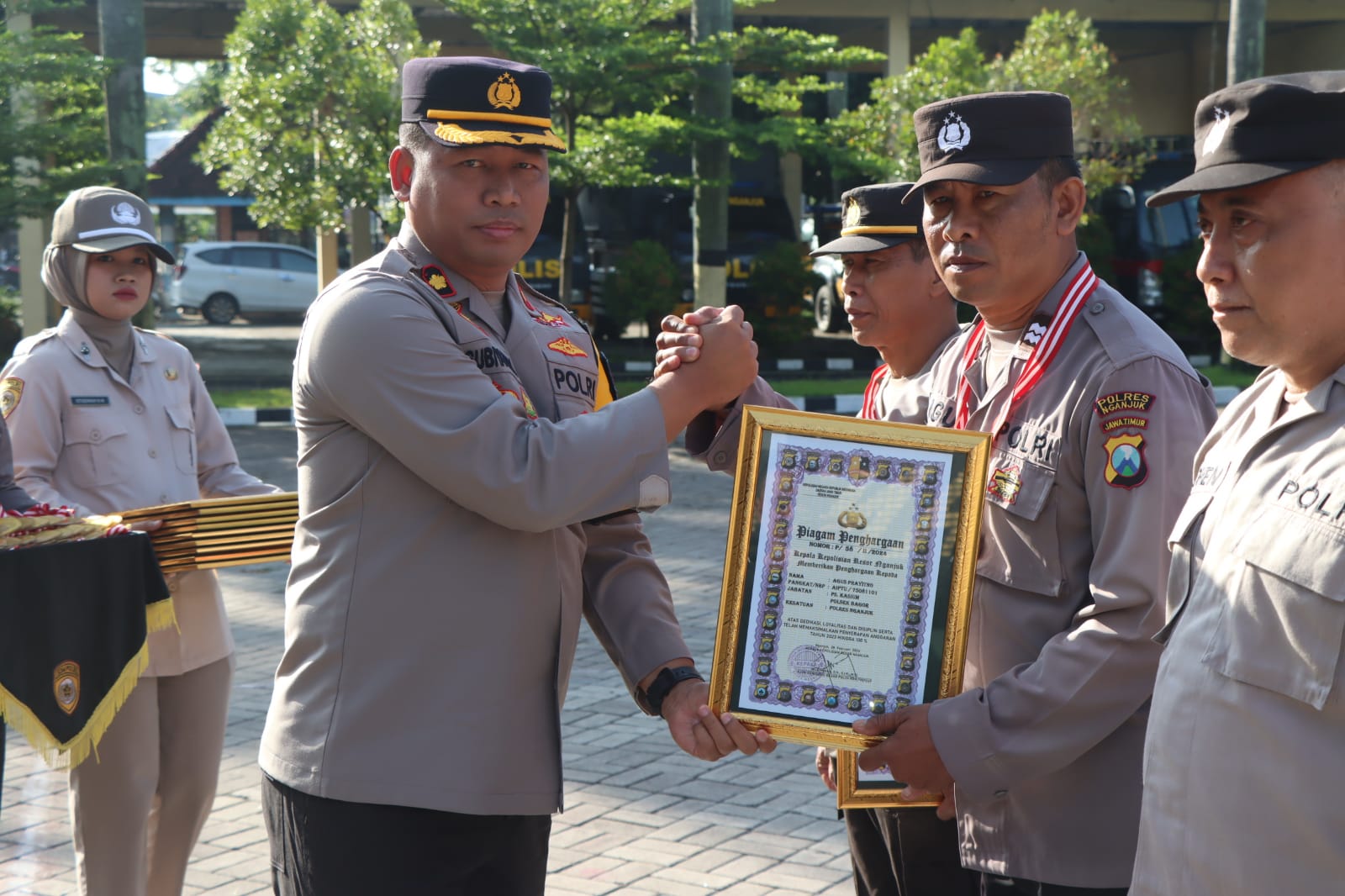 Kapolres Nganjuk, AKBP Muhammad, S.H., S.I.K., M.Si., diwakili Wakapolres Nganjuk Kompol Subiyantana, S.H., M.H., memberikan piagam penghargaan kepada 41 anggota Polri dan 2 anggota Non ASN, Penghargaan diberikan dalam upacara di lapangan apel Polres Nganjuk, Senin (04/03/2024). 