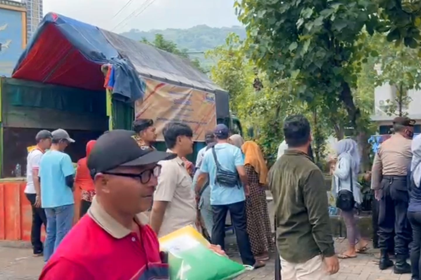 Upaya stabilisasi harga beras dan bahan pokok pangan menjelang bulan Ramadhan 2024, Satgas Pangan Polres Magetan bersama Dinas Perindustrian dan Perdagangan (Disperindag) Kabupaten Magetan dan Bulog salah satunya dengan menggelar operasi pasar.