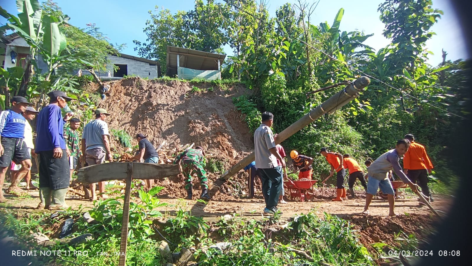 Semangat gotong royong dan kepedulian sosial kembali terlihat dalam aksi bersama TNI, Polri , BPBD dan warga Desa Ngaglik, Kecamatan Parang, Kabupaten Magetan, dalam membersihkan material tanah longsor yang terjadi pada Selasa, 5 Maret 2024 kemarin.