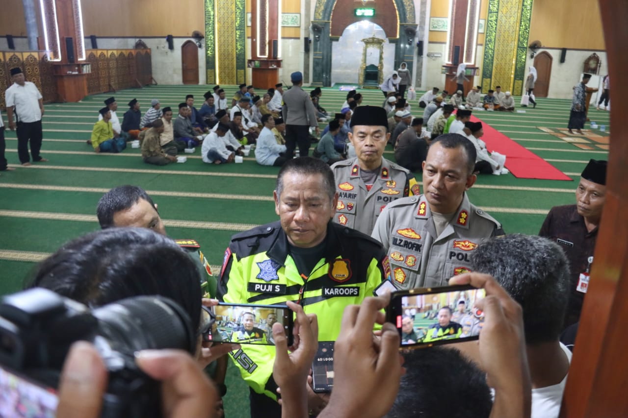 Dalam rangka menyambut bulan Suci Ramadhan 1445 H, Polda Jatim melaksanakan kegiatan Bakti Sosial di di Masjid Agung Anas Mahfud Lumajang.