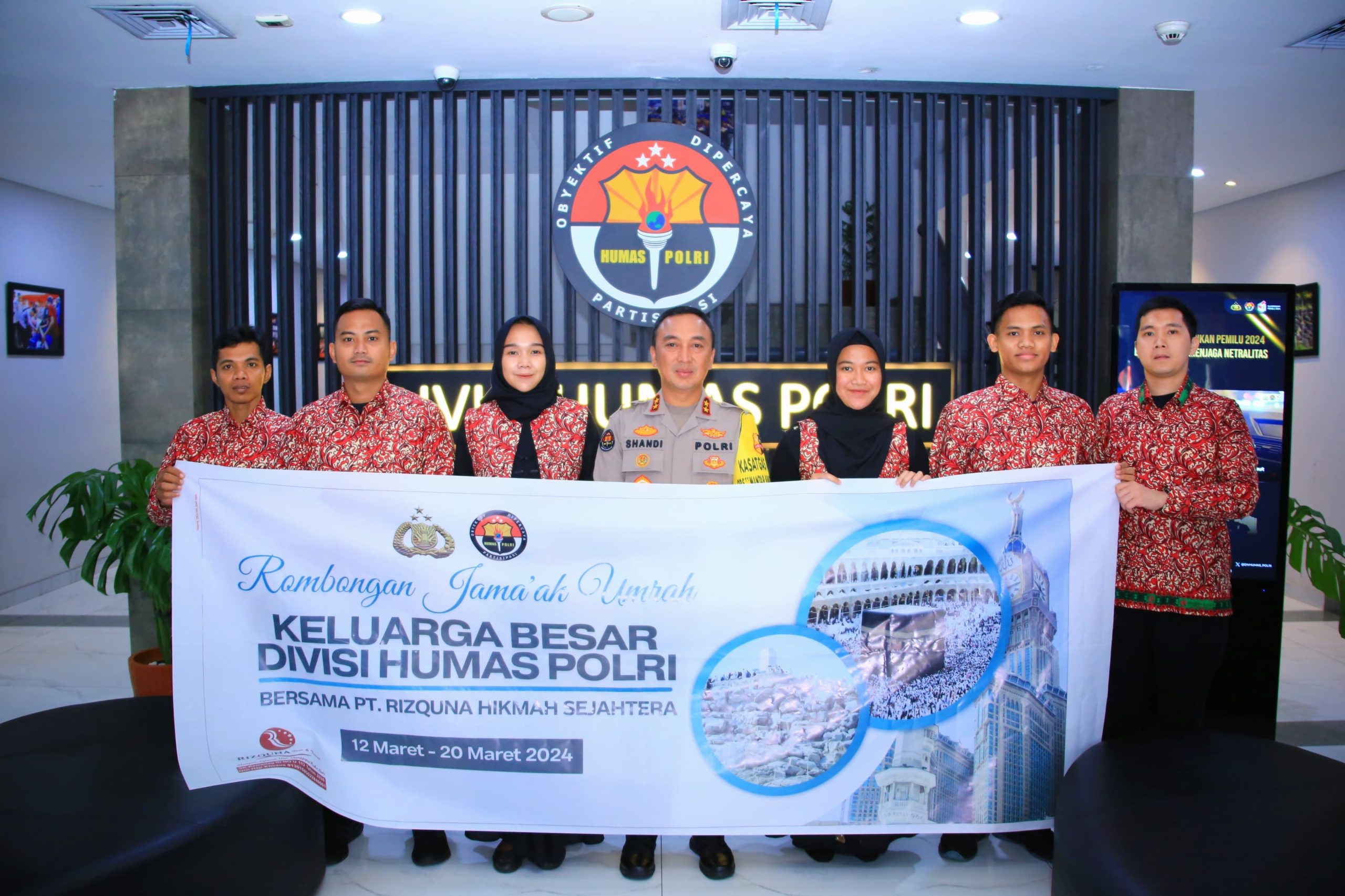 Kepala Divisi Hubungan Masyarakat (Kadiv Humas) Polri Irjen. Pol. Sandi Nugroho memberangkatkan tujuh anggotanya untuk melaksanakan ibadah umroh ke Tanah Suci. 